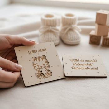 Quadratische Holzkarte aus Birkensperrholz mit herausnehmbarem Tiermotiv und individueller Namensgravur